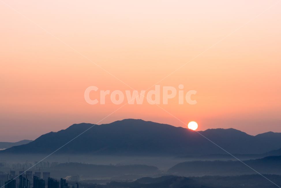 일출,아차산,산,해,안개,건물,자연,풍경,nature,landscape,한국자연풍경,한국자연경관,korea nature landscape,outdoors,옥외,sunset,일몰,dawn,새벽,sky,하늘,red sky,붉은 하늘,dusk,황혼