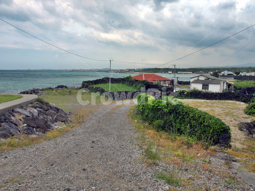 협재,마을,제주,올레14코스,올레길,민가,도로,바다,제주도,jeju,jeju island,시골,마을,풍경,landscape,country,rural,town,dirt road,흙길,gravel,자갈,road
