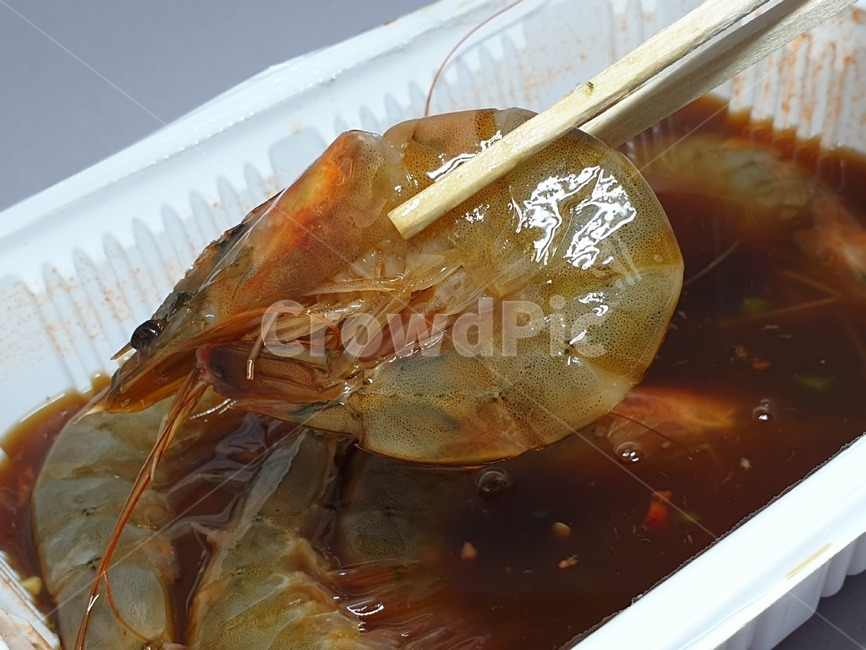 새우,간장새우,용기,플라스틱용기,간장,음식,안주,술안주,food,반찬,레시피,recipe,shrimp,prawn,해산물,수산물,시푸드,씨푸드,seafood,사물,오브젝트,object,ganjang,soysauce,soysauceshrimp,맛있는,맛있다,sealife,해양생물,dish,요리,젓가락,나무젓가락,hand,finger,chopsticks,woodenchopsticks