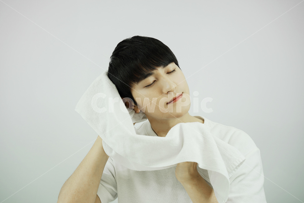 남자,뷰티,스킨케어,피부관리,skincare,양치,양치질,수건,칫솔,남성,그루밍족,사람,인물,인간,human,person,얼굴표정,facial expression,face,남성,남자,man,male,감정표현,기분,feeling,emotion,뷰티,미용,beauty treatment