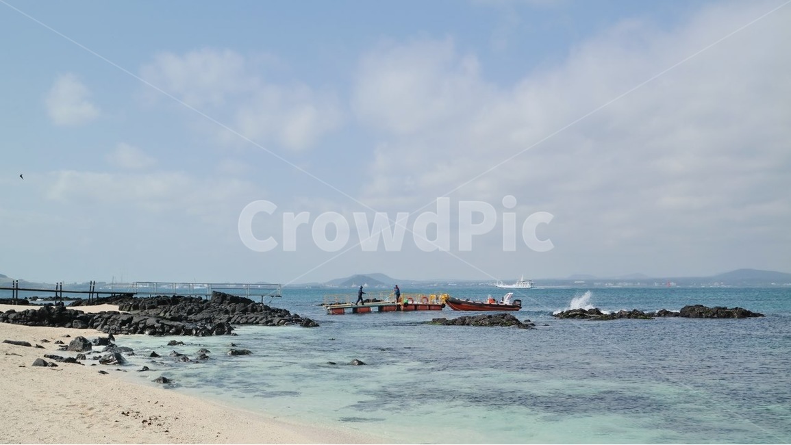 제주,해변,우도,해녀,바다,맑음,하늘,배경,블루,에메랄드빛,어부,jeju,beach,sea,udo,sky,landscape,blue,korea,자연,풍경,nature,landscape,해변,바다,beach,sea,제주도,jeju,jeju island,사람,인물,인간,human,person,남성,남자,man,male,산업,industry,industrial,어업,fishery,fishing industry,water,물,shoreline,해안선,outdoors,옥외,ocean,대양,land,땅