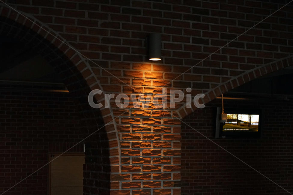 벽,조명,노란색,어둠,빛,bricks,light,yellow,wall,dark,인테리어,실내디자인,interior design