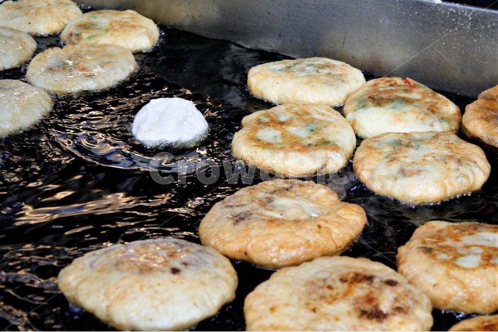 seed,snack,fried food,vegetable,food,Beef bowl,seoul,korea,rice cake,Street,Hotteok,sugar,dough