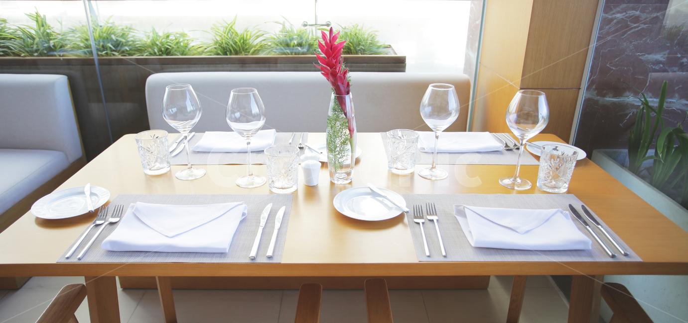 테이블,테이블세팅,커트러리,식사,레스토랑,furniture,가구,table,diningtable,식탁,glass,유리,와인잔