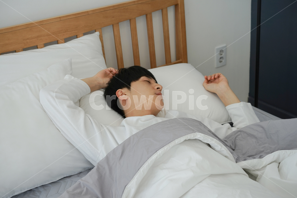 침대,이불,침실,방,남자,남성,수면,취침,잠,낮잠,늦잠,사람,인물,인간,human,person,남성,남자,man,male