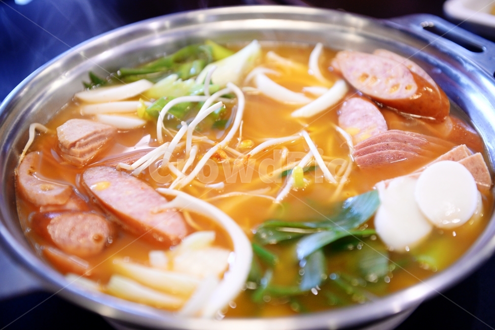 부대찌개,밥,부대찌게,음식,우동,버섯,라면,햄,소시지,쏘세지,콩나물,파,떡,스팸,식당,음식점,식사,메뉴,찌개,식재료,요리,한식,한국음식,한국요리,mushroom,ham,sausage,SPAM,food,cook,meal,dishes,koreanfood,koreandishes,음식,식재료,요리,food,cook,meal,dishes,food reserves,한식,한국음식,한국요리,korean food,korean dishes,korean meal,korean cook