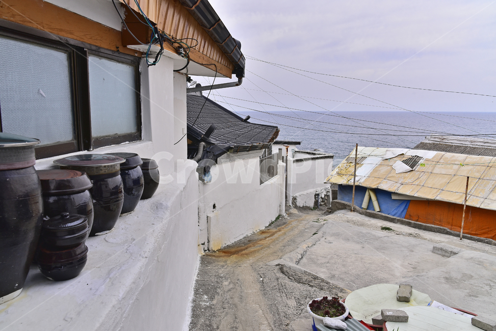 산동네,달동네,바닷가마을,골목길,집,하우스,촌락,마을,동네,건축물,야외,창문,옥외,아웃도어,가난한,낡은,오래된,outdoors,건물,building,roof,지붕,좁은길,흰벽,장독대,정겨운,바다,전선