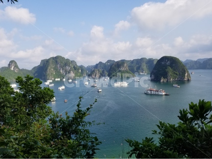 하롱베이,배,강,풍경,아름다움,자연,풍경,nature,landscape,해외,외국,세계,foreign,oversea,world,세계자연풍경,해외자연풍경,외국자연풍경,world nature landscape,land,땅,outdoors,옥외,water,물,sea,바다,ocean,대양,shoreline,해안선,coast,연안,transportation,교통,boat,보트,vehicle,차량