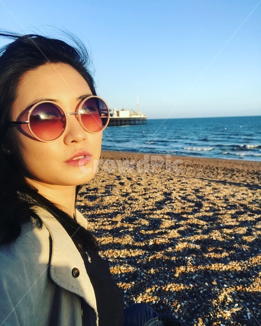 영국,바다,브라이턴,여자,선글라스낀여자,해질녘,sunglasses,person,사람,ocean,sea,sand,brighton,woman,여성,여자,woman,female,lady