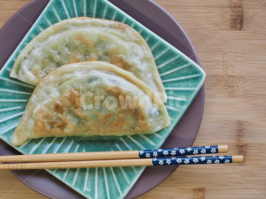 군만두,만두,납작만두,구운만두,딤섬,한국음식,식품,한식,한국문화,음식,한국,배경,음식문화,웰빙,문화,아시아,아시아음식,접시,전통,설날,추석,젓가락,중국음식,중식,중국식만두,교자,음식,식재료,요리,food,cook,meal,dishes,food reserves