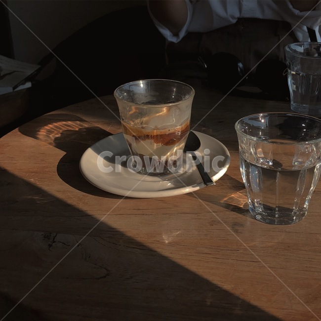카페,커피,유리잔,햇살,감성사진,coffee,cafe,커피타임,목재테이블,커피테이블,우드테이블