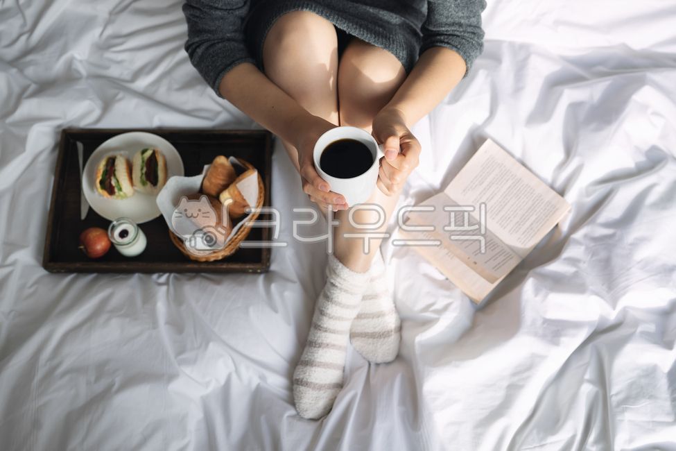 감성,이불,침대,침구,담요,홈카페,휴식,힐링,들고있는,들기,머그잔,빵,브런치,디저트,샌드위치,우유,번,커피,앉아있는,여유,실내,집,침실,방,음료,트레이,집콕,책,도서,여자,여성,젊은,다리,하반신,하이앵글,홈캉스,크로와상,크루아상,쉬는,아침,식사,음식,단아한,니트,아름다운,예쁜,고요,차분한,빛,시골풍,주택,실내활동,푹신한,휴가,흰색,찻잔,낮,여가,캐주얼,독서,읽는,쟁반,내려다보는,라이프스타일,햇빛,마시는