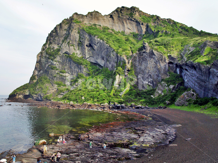 제주,올레1코스,자연,성산일출봉,기생화산,성산리,바다,기암괴석,관광지,자연,풍경,nature,landscape,한국자연풍경,한국자연경관,korea nature landscape,제주도,jeju,jeju island,outdoors,옥외,person,사람,human,인간,water,물,shoreline,해안선,sea,ocean,대양