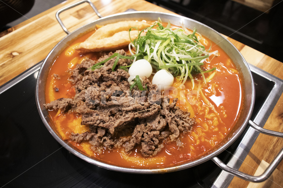 dish,요리,meal,식사,food,식품,떡볶이,spicy,tteokbokki,차돌떡볶이,매운,dumpling,소고기떡볶이,간식,고기떡볶이,차돌박이,소고기,한국음식,만두,분식,파채,한국요리,dishes,떡,라볶이,라면,ramen,ricecake,stirfriedricecake,음식,식재료,요리,food,cook,meal,dishes,food reserves,한식,한국음식,한국요리,korean food,korean dishes,korean meal,korean cook
