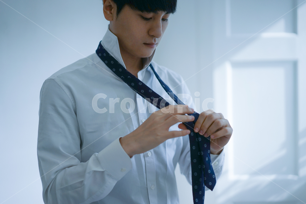 남성,남자,와이셔츠,정장,셔츠,의류,착용,옷,양복,넥타이,tie,사람,인물,인간,human,person,남성,남자,man,male,패션스타일,의상,fashion,style