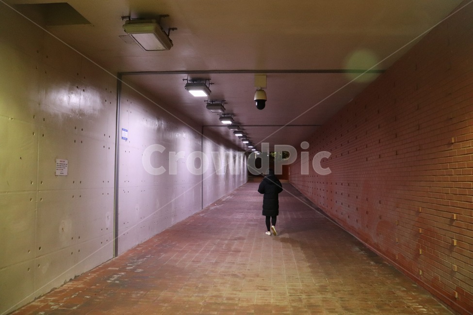 터널,바닥,분위기,감상,어두운,dark,corridor,불빛,형광등,터널안사람