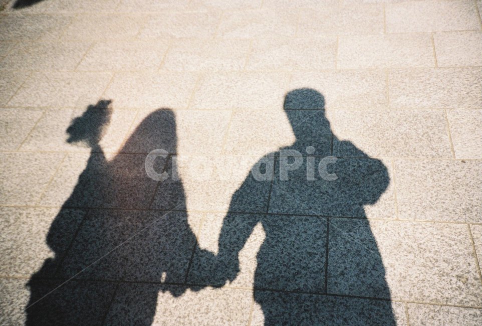 커플,꽃다발,그림자,꽃,길,사람,인물,인간,human,person,연인,커플,사랑,lover,couple,인물실루엣,사람실루엣,character silhouette,human silhouette,asphalt,아스팔트