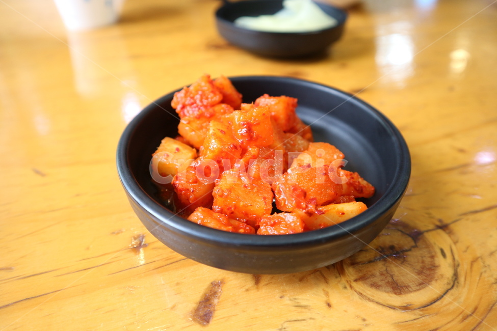 반찬,밑반찬,깍두기,김치,식당,김장,무,무김치,고추,고춧가루,매운음식,요리,음식,한국전통음식,전통음식,한국음식,그릇,플레이팅,외식,sidedish,kimchi,food,cook,cooking,koreanfood,radishkimchi,restaurant,eatout,eat,korean,plating,음식,식재료,요리,food,cook,meal,dishes,food reserves