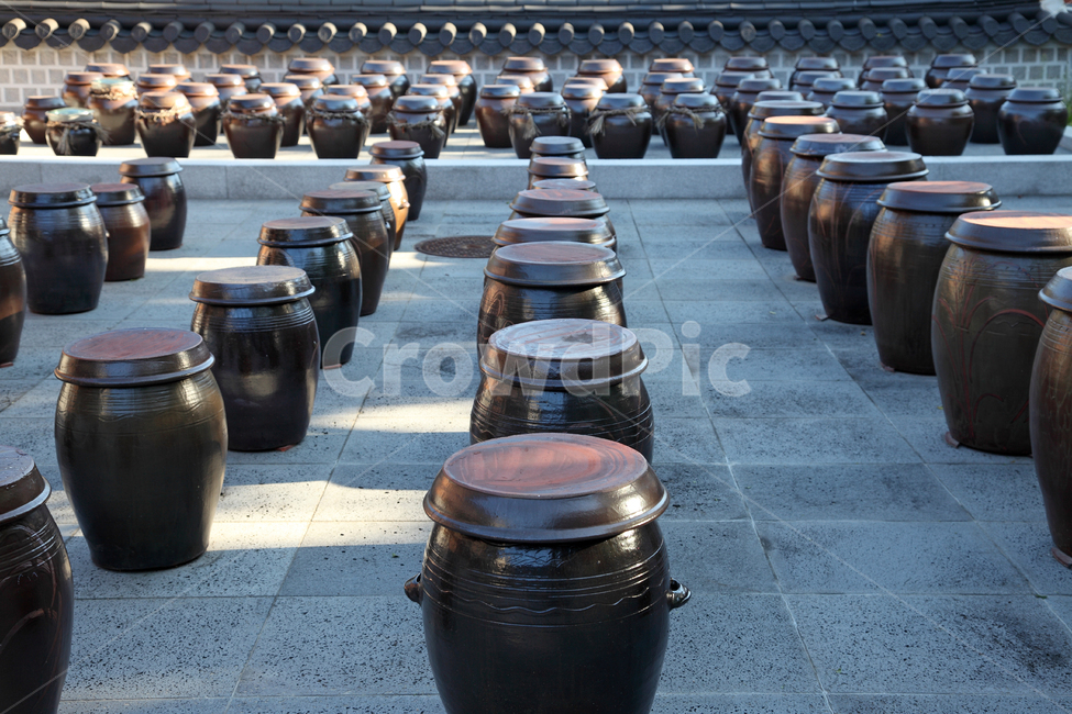 장독,장독대,항아리,옹기,민속,한국,전통,한국전통,장,된장,고추장,간장,김치,발효,음식,저장,생활,담,담장,기와,문화,한국전통,한국문화,korean traditional,korean culture,사물,물건,오브젝트,thing,object,matter