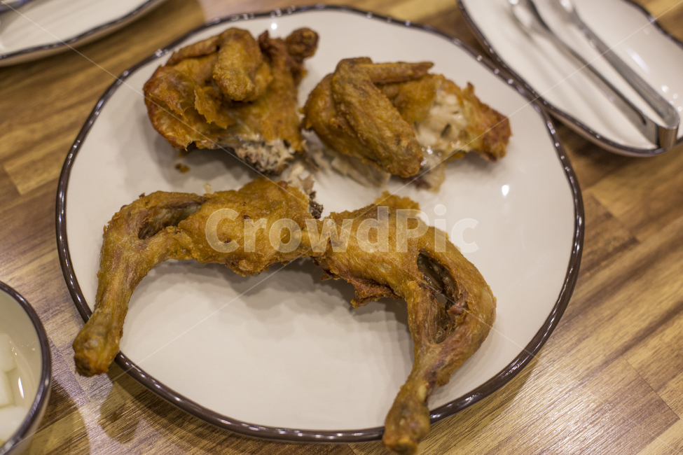 치킨,통닭,야식,간식,옛날통닭,음식,집게,치킨무,닭다리,튀김,접시,음식,식재료,요리,food,cook,meal,dishes,food reserves,육류,고기,meat,양식,서양음식,서양요리,western food,western dishes,western meal,western cook