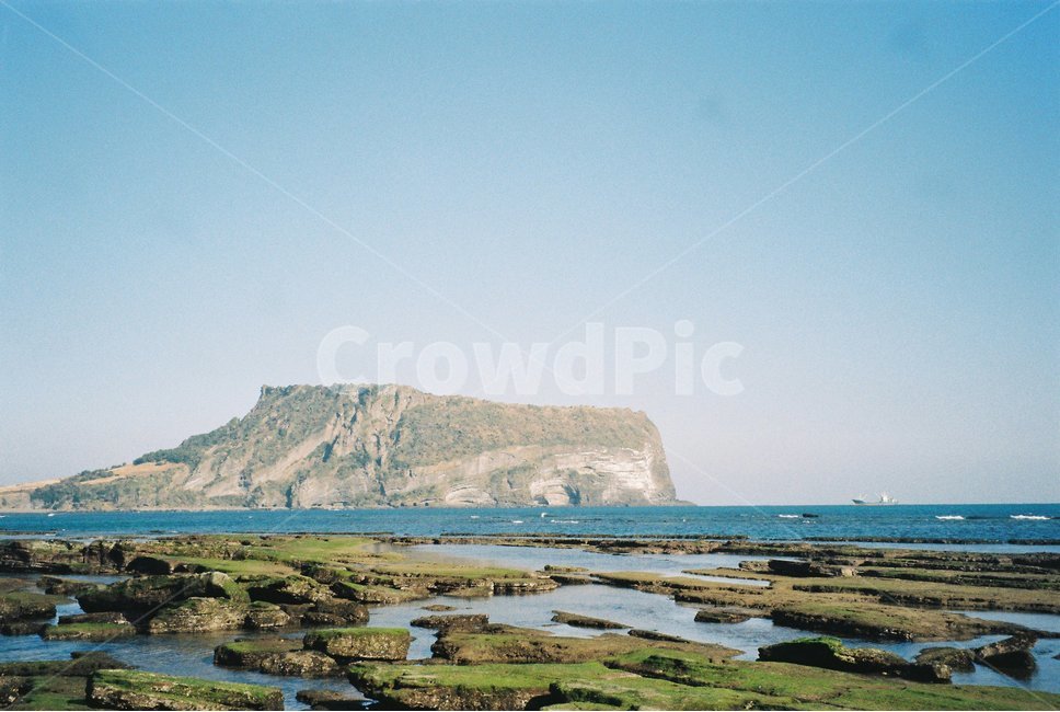 제주도,제주,성산일출봉,광치기해변,필름,필카,풍경,자연,바다,하늘,자연,풍경,nature,landscape,한국자연풍경,한국자연경관,korea nature landscape,제주도,jeju,jeju island,outdoors,옥외,land,땅,promontory,곶,water,물,ocean,대양,sea
