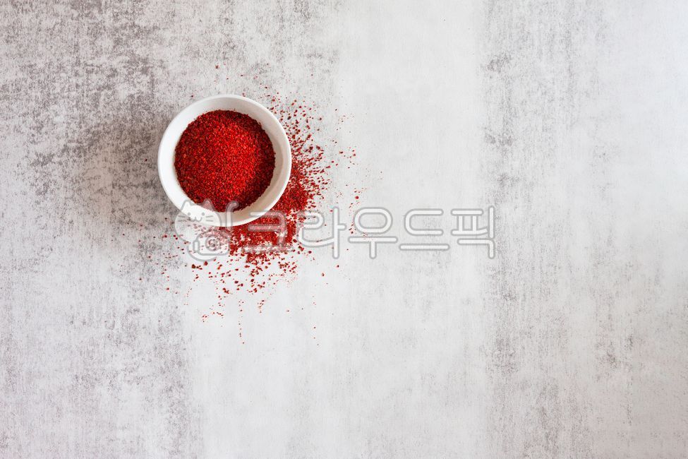 고추가루,고춧가루,빨강색,양념,숟가락,그릇,담다,요리,음식,음식재료,가루,김장재료,김장,탑뷰,하이앵글,테이블