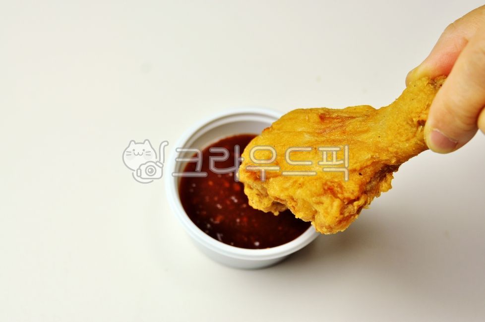 치킨,튀김,닭고기,닭다리,간식,음식,먹거리,식사,사람,손,friedchicken,닭튀김,food,소스