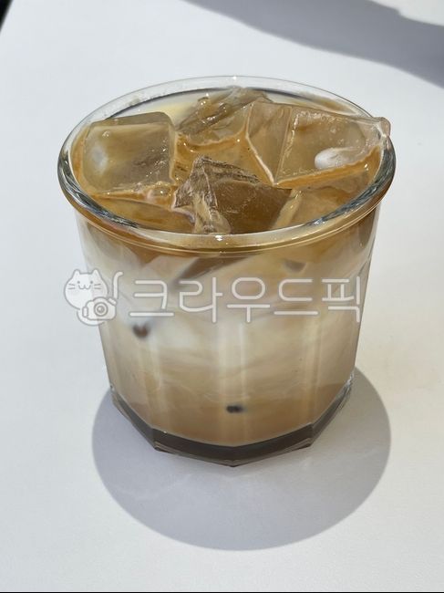 아이스라떼,라떼,커피,카페,음료,아이스커피,유리잔,아이스,시원한커피,얼음,얼음잔