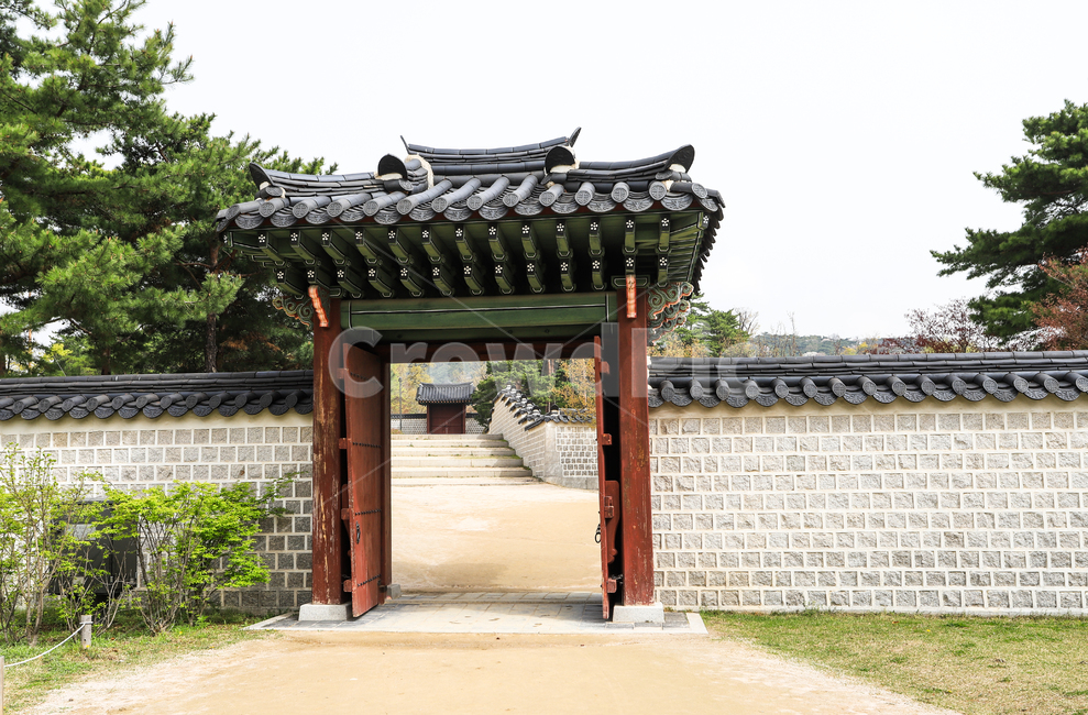 경복궁,문화재,서울,건축,궁전,문,단청,지붕,기와,돌담,돌기둥,고건축,한국,건청궁,창호지,서까래,석가래,기둥,흙길,주춧돌,추녀,목조건축물,한국전통,한국문화,korean traditional,korean culture,건축물,건물외관,exterior,building,structure,architecture,construction