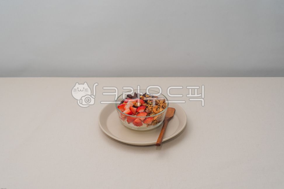 granola,strawberry,oatmeal,breakfast,darkchocolate,dark chocolate