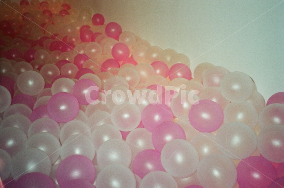 공,연출사진,감성사진,분홍색,작품,핑크,pink,balls,조명,색감,필름카메라,필름,필름사진,실내,현대,mordern,chill,play,exhibition,감성,sensible,feeling