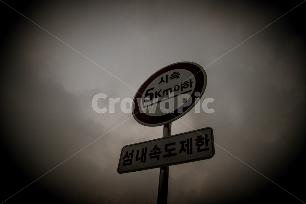 표지판,하늘,풍경,낭만,고독,흑백,모노톤,monochrome,black and white,교통,교통수단,traffic,transportation
