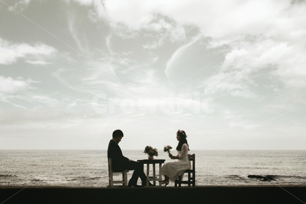 제주,바다,결혼,하늘,구름,사람,인물,인간,human,person,연인,커플,사랑,lover,couple,결혼,혼례,웨딩,wedding,marriage,marry,기념일,축하,anniversary,congratulation,celebrate,celebration,감성,sensible,feeling,흑백,모노톤,monochrome,black and white