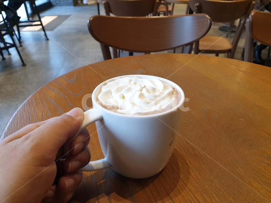 커피,커피잔,손동작,손,테이블,의자,카페,크림,coffee,cafe,tabel,chair