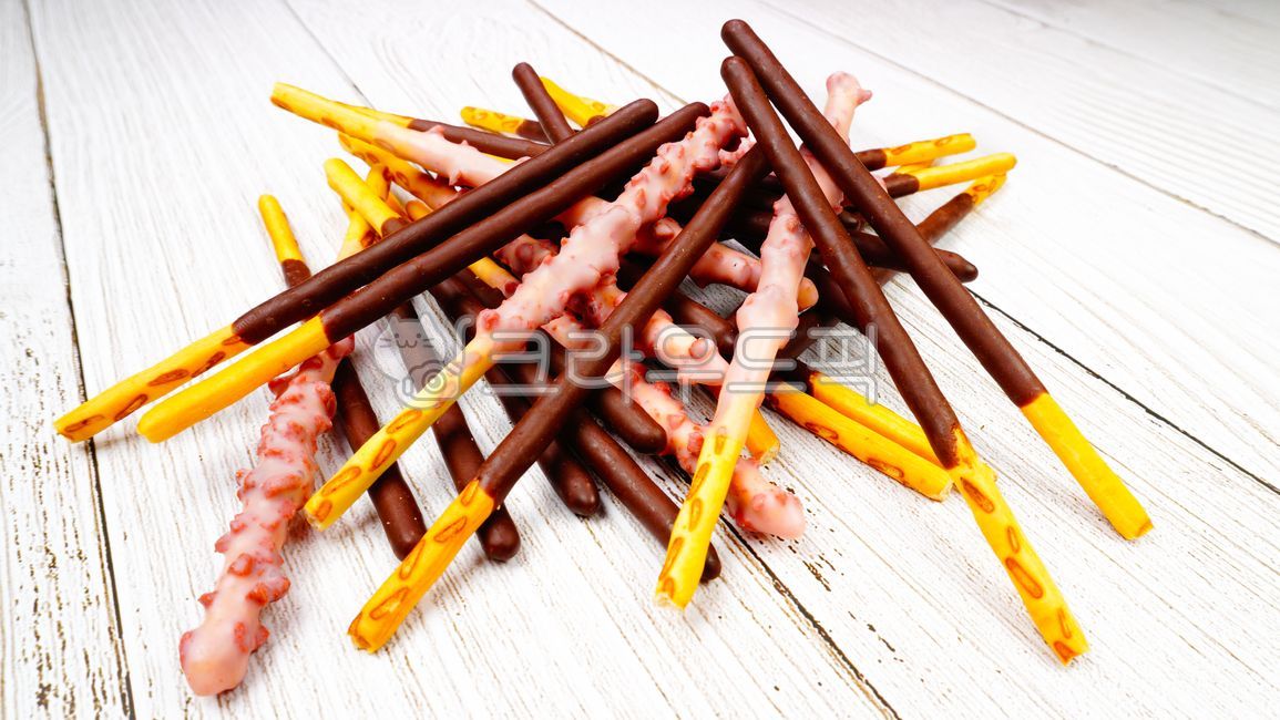 gift,couple,role,pepero,snack,tenuity,taste,white background,long,file,crunchy,table,group,chocolate stick,close up,Crunchy,original,lover,black,strawberry,valentine,food,Several,korea,White,piled up,dessert,background,biscuit,thing,chocolate