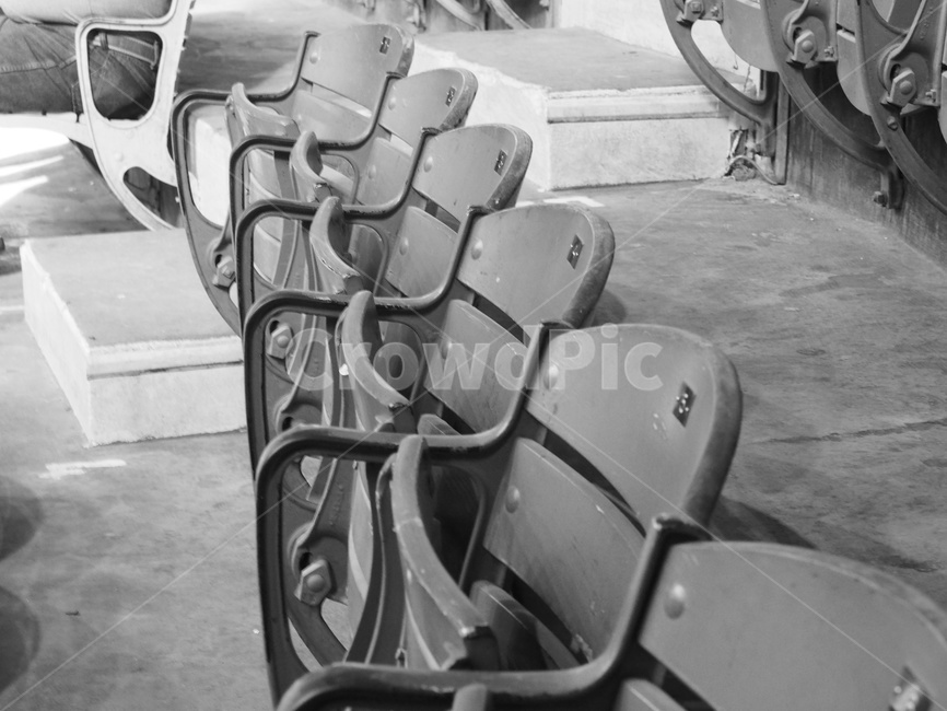 의자,빈자리,가지런함,허전함,나무의자,접이식,흑백,모노톤,monochrome,black and white,사물,물건,오브젝트,thing,object,matter