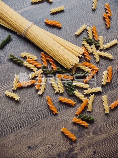 음식,요리,요리재료,파스타,밀가루음식,배경,노란색,녹색,주황색,food,cooking,cookingingredients,pasta,flourfood,background,yellow,green,orange,웰빙,웰빙음식,wellbeing,wellnessfood,음식,식재료,요리,food,cook,meal,dishes,food reserves