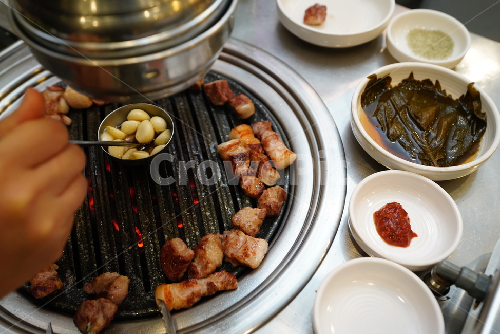 고기,돼지,한식,구이,먹방,삼겹살,목살,음식,안주,육식,육류,불판,식사,술자리,음식,식재료,요리,food,cook,meal,dishes,food reserves,육류,고기,meat