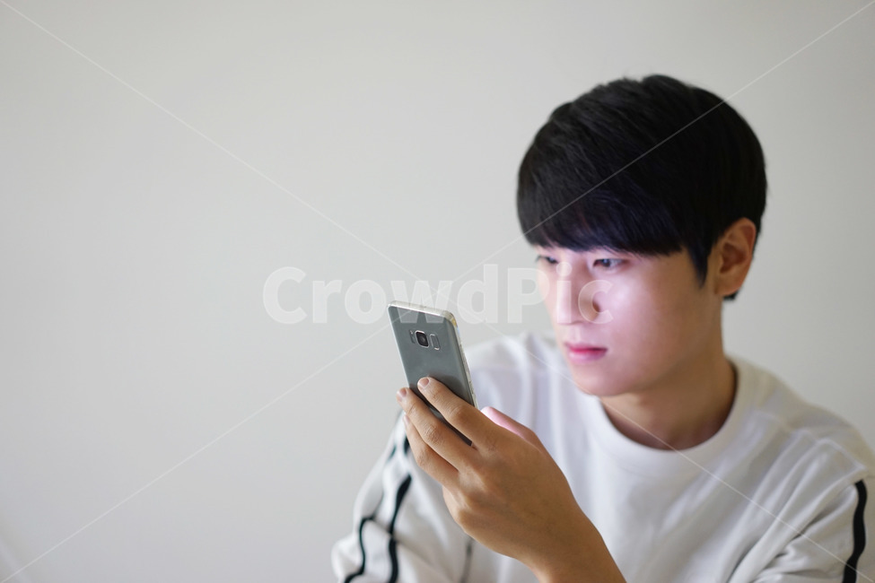 휴대폰,핸드폰,모바일,남성,남자,it,전자기기,전자제품,집중,시선,사람,인물,인간,human,person,남성,남자,man,male,정보통신기술,전자기기,전자제품,it,information,technology,electronic equipment