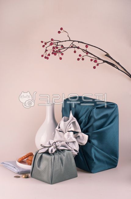gift,ceramic,porcelain,concept,wrapper,vase,bottle,holiday,Thanksgiving,theocracy,season,medicine department,tradition,plan,bundle,new year,shopping,Lunar New Year,Gift wrap,Fruit,edit,tree,packaging,ancestral rites,porcelain bowl,korea,background,cloth