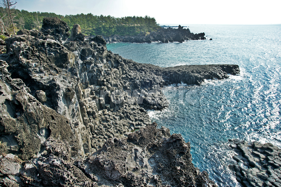 Jeju,Jisatgae Rock,Columnar joints,Jungmun,Jungmun Daepo Beach,lava,basalt,columnarjoint,trachybasalt,ocean,natural monument,Seogwipo