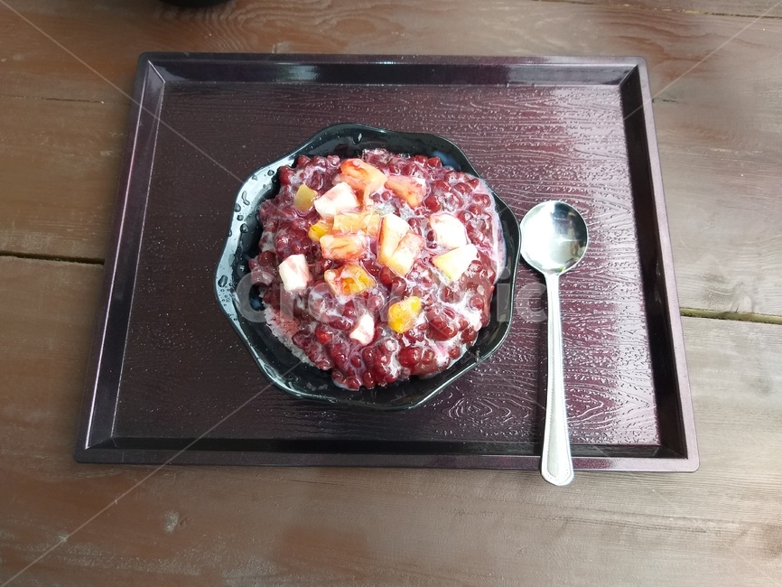 후식,간식,여름별미,휴식,팥빙수,팥,얼음,숟가락,쟁반,dessert,rest,ice,얼음조각,tray,brown,spoon,snack,cool,차가움,summer,힐링,과일,떡,fruits,한국,korea