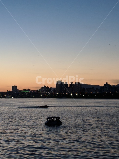 한강,한강야경,야경,잠실지구,hanriver,hanrivernightsight,스냅,풍경,일몰,sunset,야경,밤,풍경,nightscape,night,landscape,도시,city,vehicle,차량,transportation,교통,boat,보트