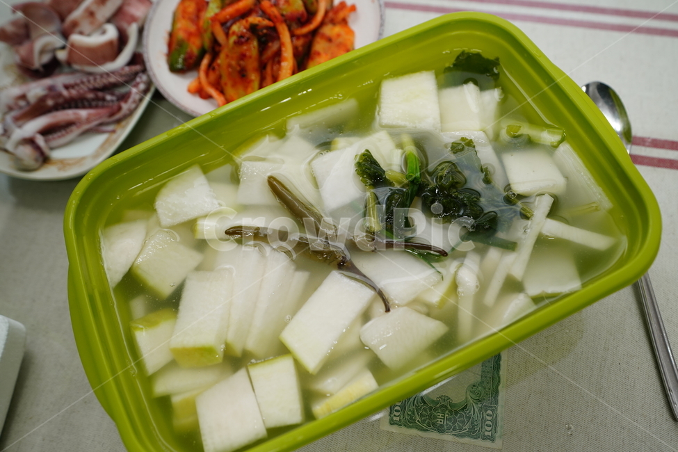 동치미,한식,한국,코리아,korean,국물,무,반찬,음식,요리,색감,고추,김치,음식,식재료,요리,food,cook,meal,dishes,food reserves,한식,한국음식,한국요리,korean food,korean dishes,korean meal,korean cook