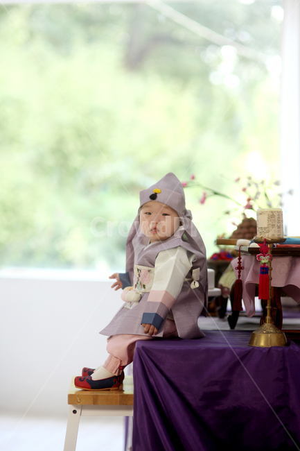 돌잔치,스튜디오,돌촬영,돌상,돌아기,아기한복,사람,인물,인간,human,person,영유아,아기,애기,아이,infants,baby,기념일,축하,anniversary,congratulation,celebrate,celebration