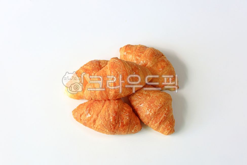 크로아상,빵,크루아상,맛있는,밀가루,간식,간편식,갈색,구운빵,하얀배경,식사,요리,음식,다섯개,디저트,빵과자,식료품,달콤한,부드러운,제빵,베이커리,제과제빵,건강한,구운,고소한,식품