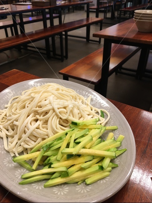 칼국수,칼국수면,단호박,국수,국수면,생면,음식,한국음식,면,뜨거운음식,따뜻한음식,요리,한국요리,면요리,뜨거운요리,따뜻한요리,국물요리,접시,food,dish,noodle,koreannoodle,koreanfood,식당,의자,그릇,식탁,table,chair