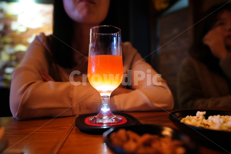 칵테일,음료,알콜,마실거리,잔,컵,glass,유리,인간,person,사람,술,주류,alcohol