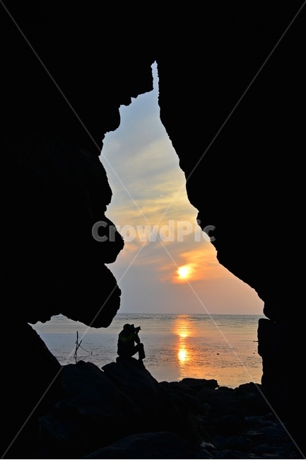 promontory,곶,nature,자연,outdoors,옥외,flare,플레어,light,빛,sunlight,햇빛,sea,바다,ocean,대양,water,물,shoreline,해안선,cave,동굴,해식동굴,영광,백수,백수해안,백수해안일몰,해식동굴일몰,노을,일몰,해넘이,사람,인간,모델