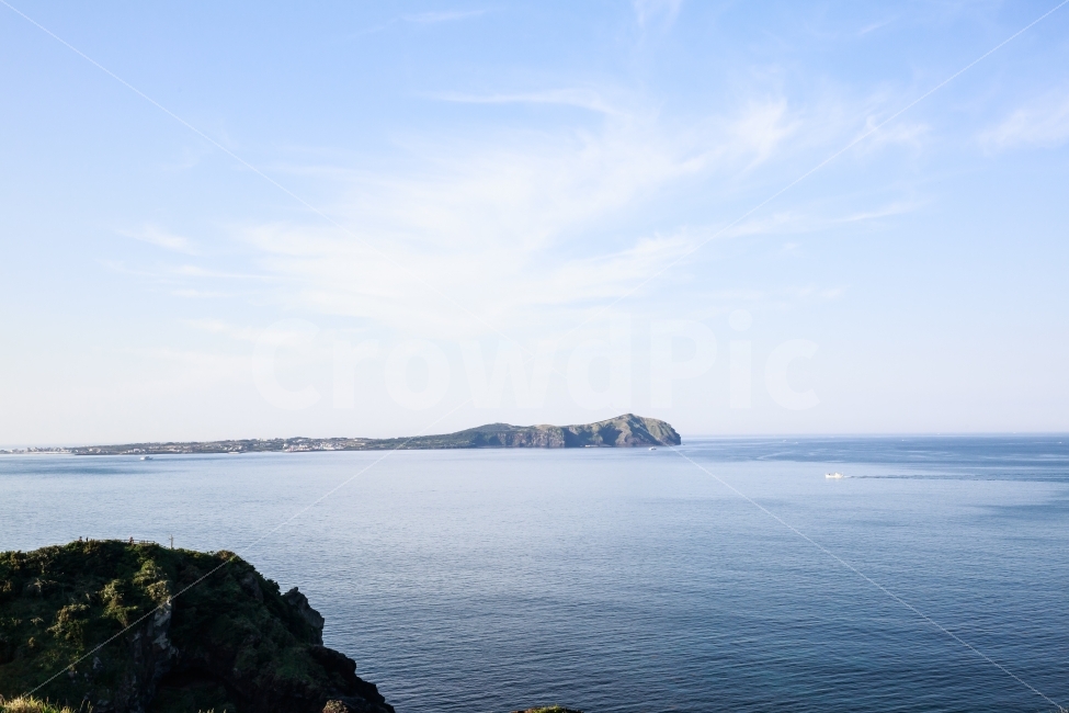 제주,풍경,여행,제주여행,우도,바다,하늘,구름,바위,잔잔함,제주도,자연,풍경,nature,landscape,land,땅,outdoors,옥외,water,물,sea,ocean,대양,shoreline,해안선,promontory,곶,coast,연안